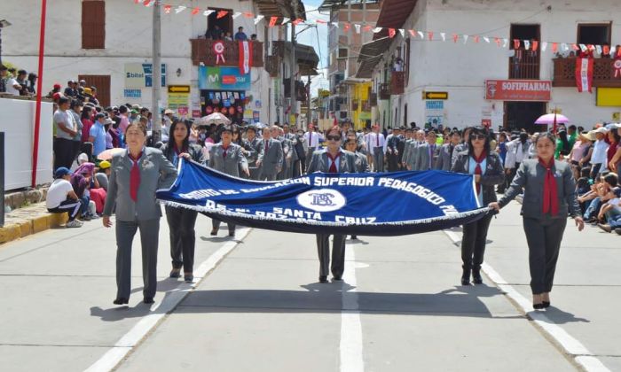 Instituto Superior Educación Pedagógico Público Santa Cruz Celebra el Desfile Patrio con Gran Entusiasmo